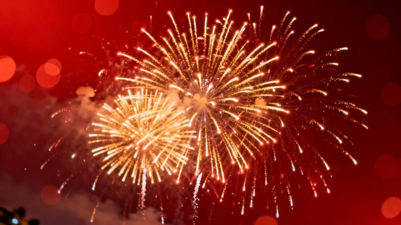 璀璨烟花绽放夜空图片