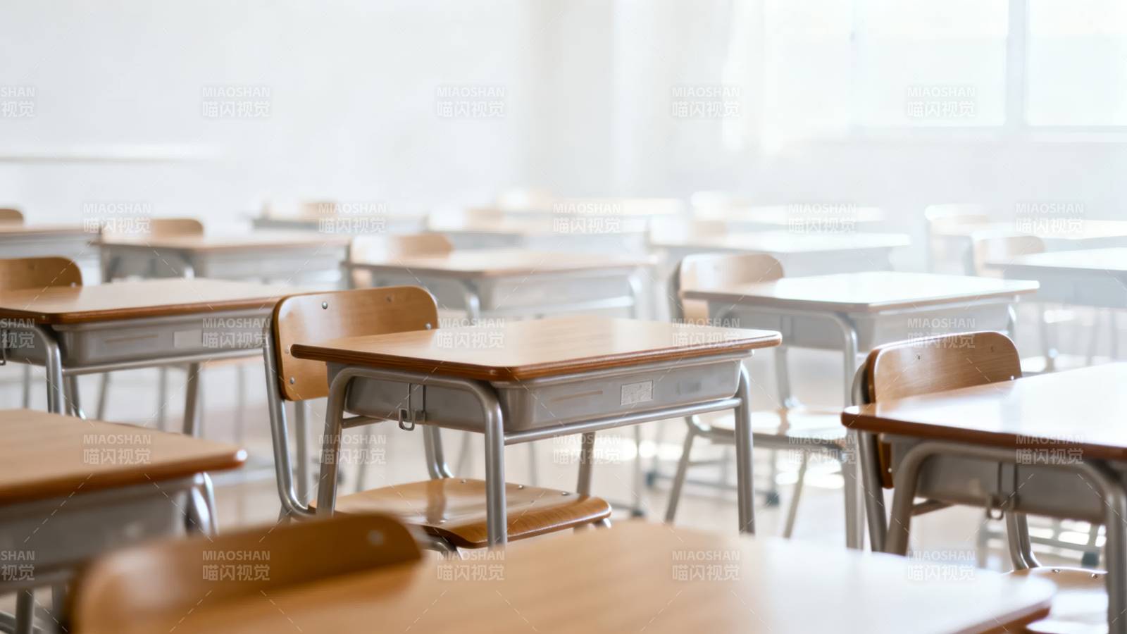 空教室静谧无声图片