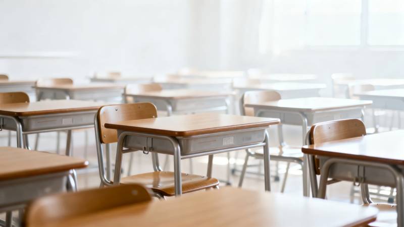 空教室静谧无声图片