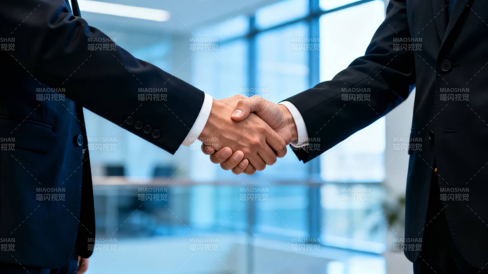 商务握手合作图片