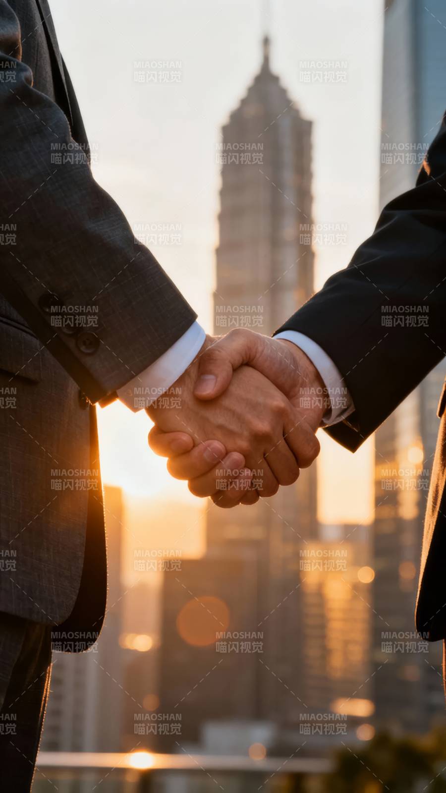 商务握手 城市背景图片