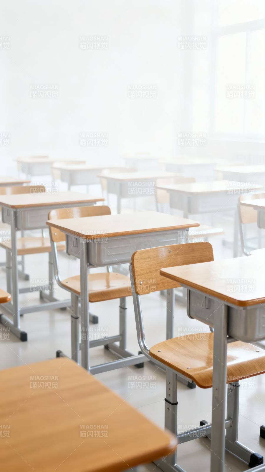 空教室静谧整洁图片