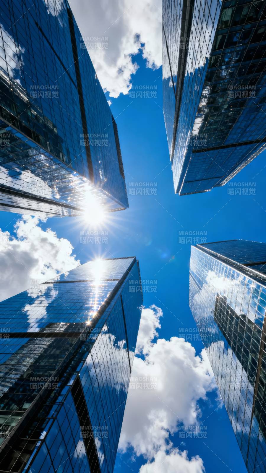 摩天楼仰望蓝天图片