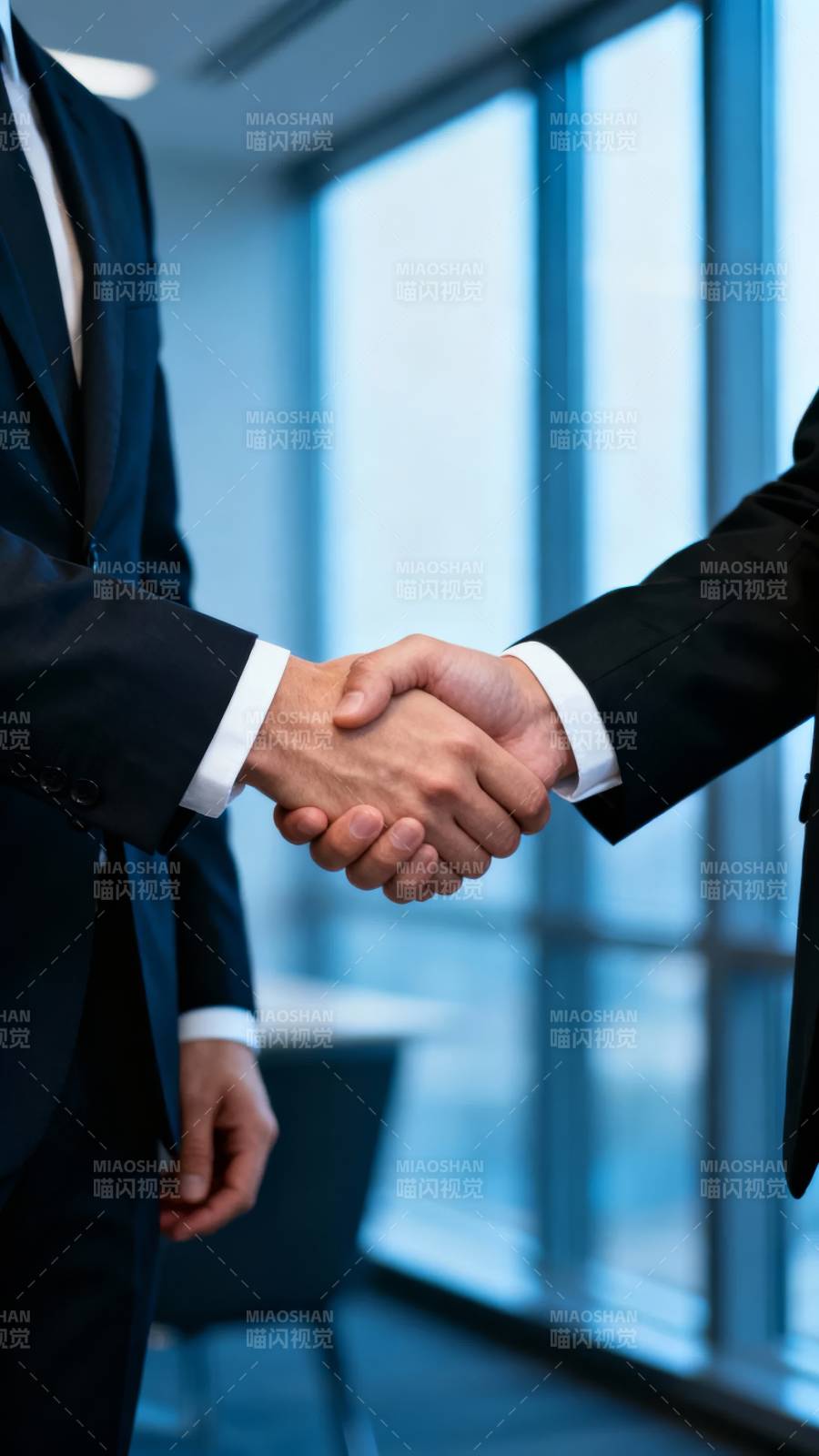 商务握手合作图片