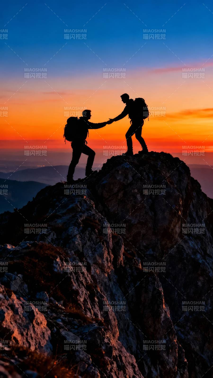 携手登顶 共赏日落图片
