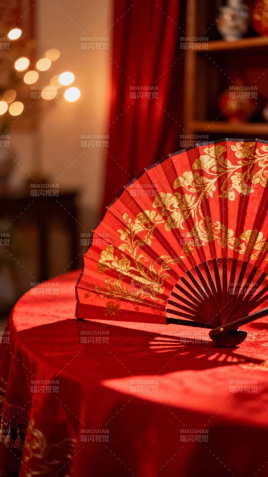 红扇映金花图片