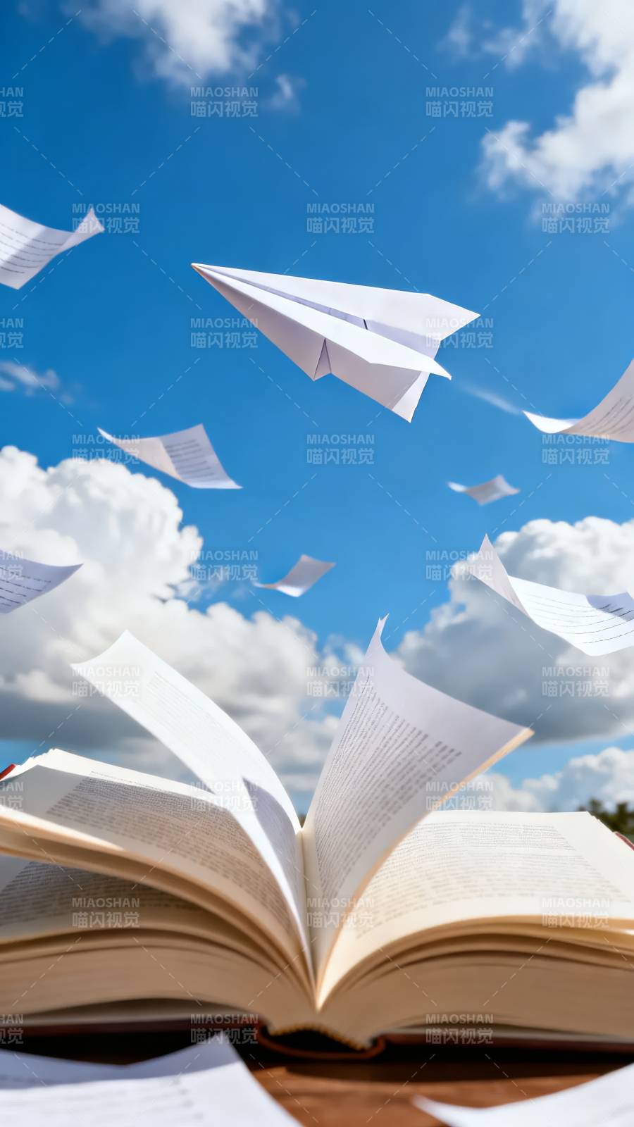 书页飞向蓝天图片