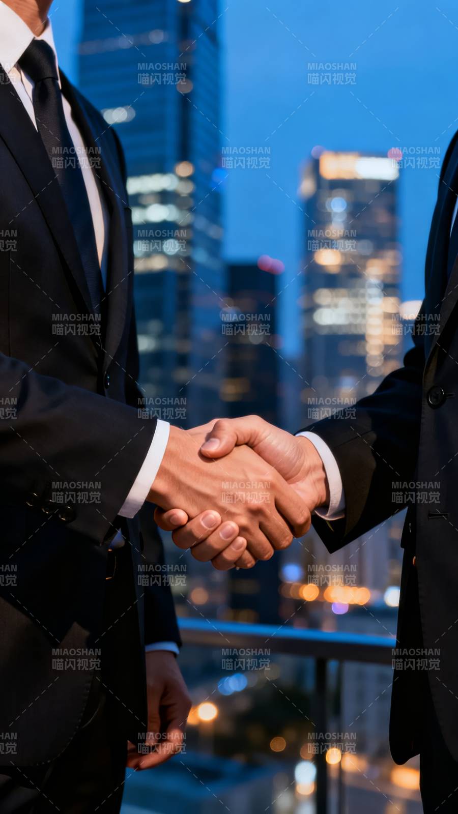 商务握手 城市夜景图片