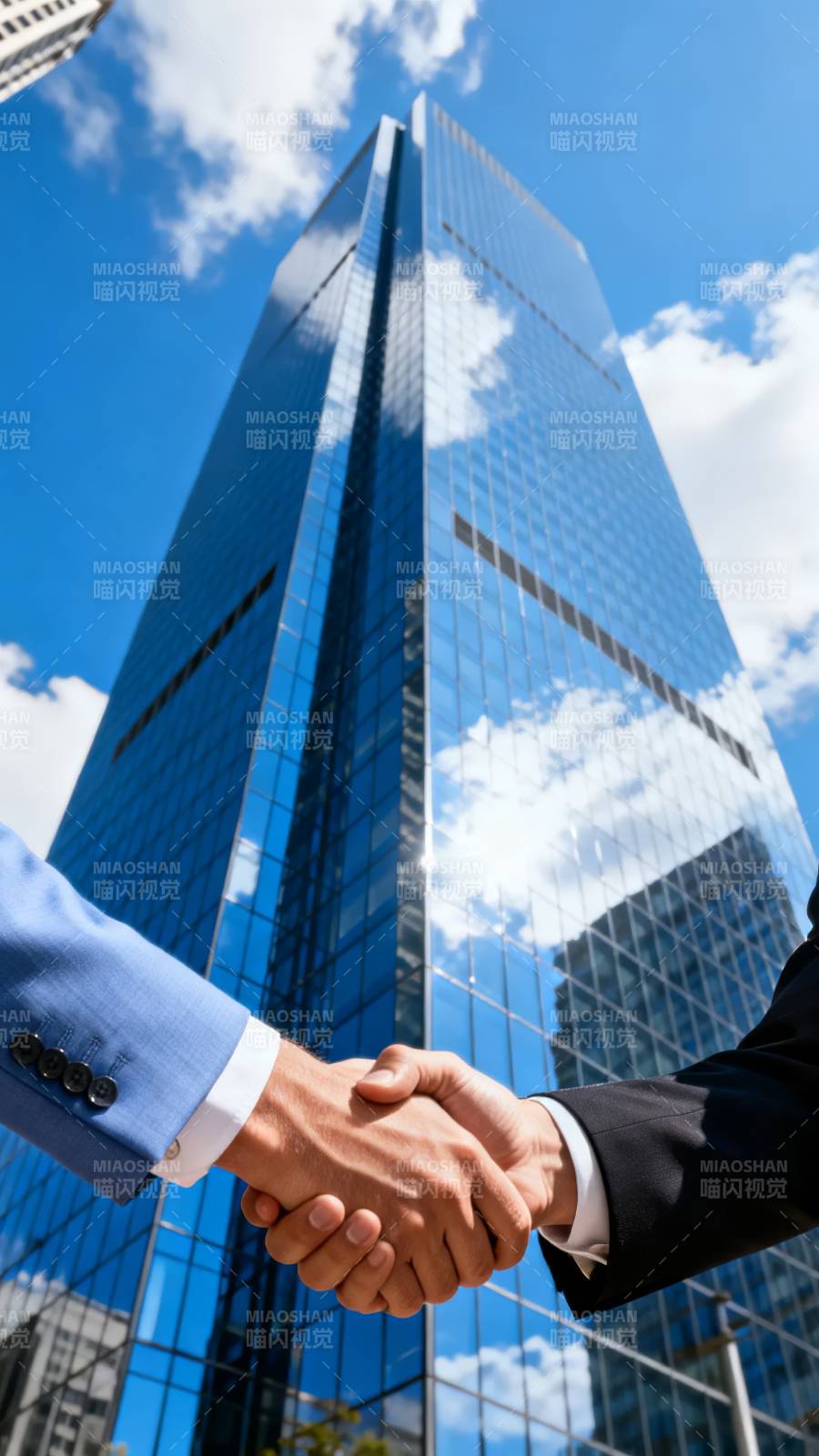 商务握手 高楼见证图片
