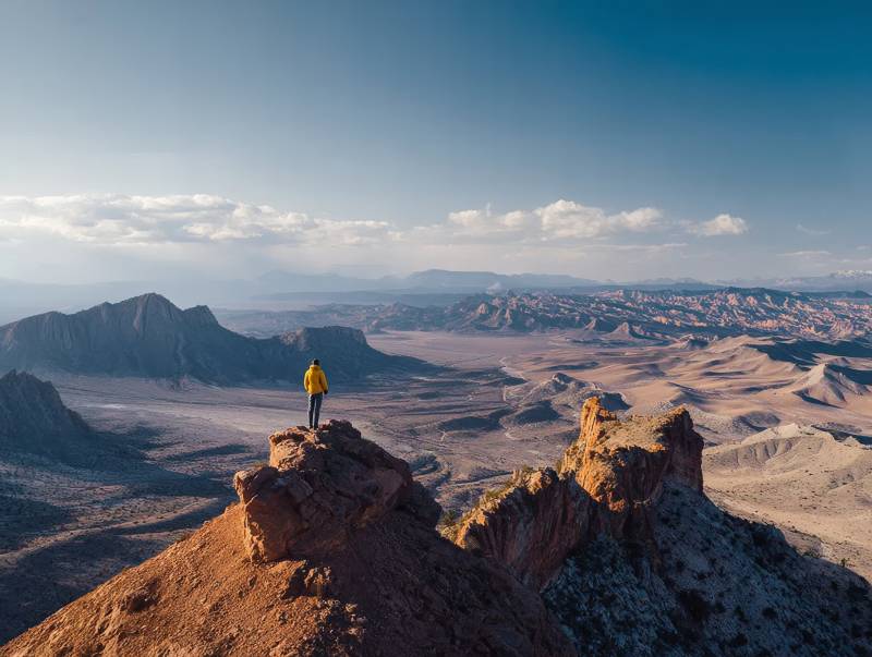 孤影立峰顶图片