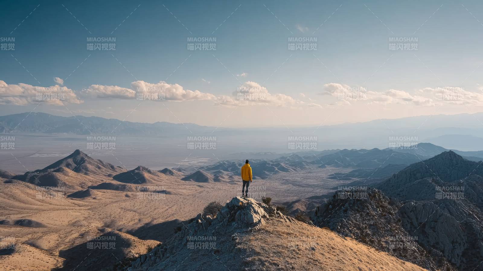 登顶远眺荒漠风光图片