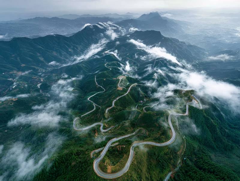 云雾缭绕山间路图片