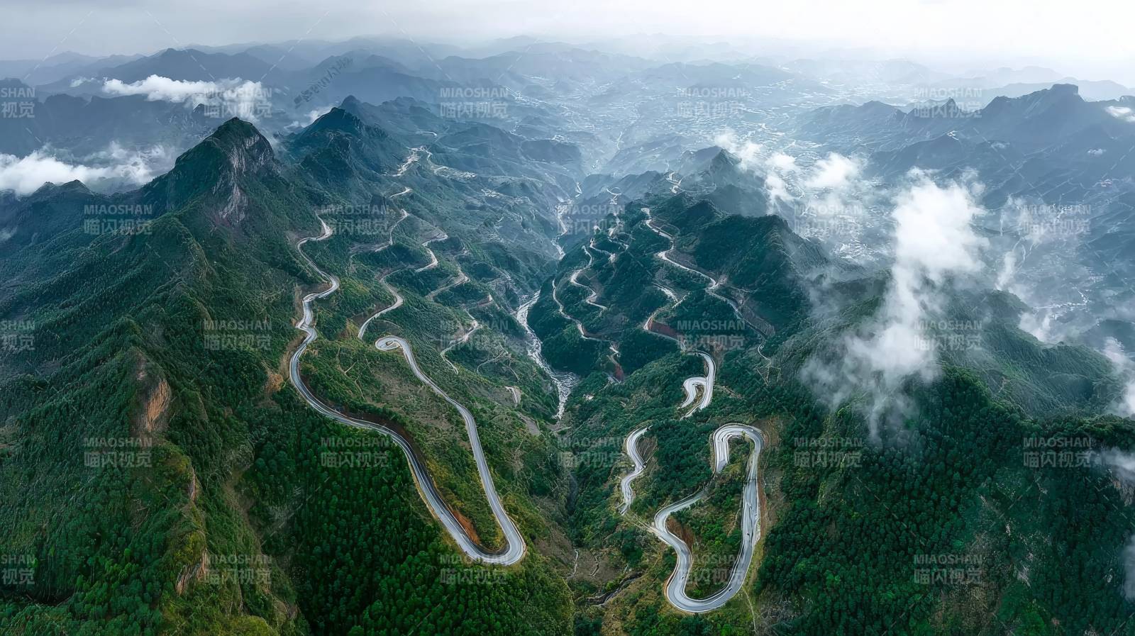 山间蜿蜒公路图片