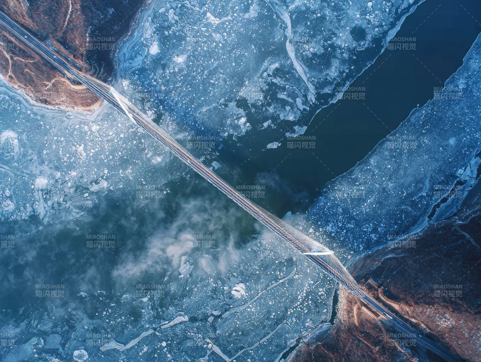 冰河上的桥梁图片