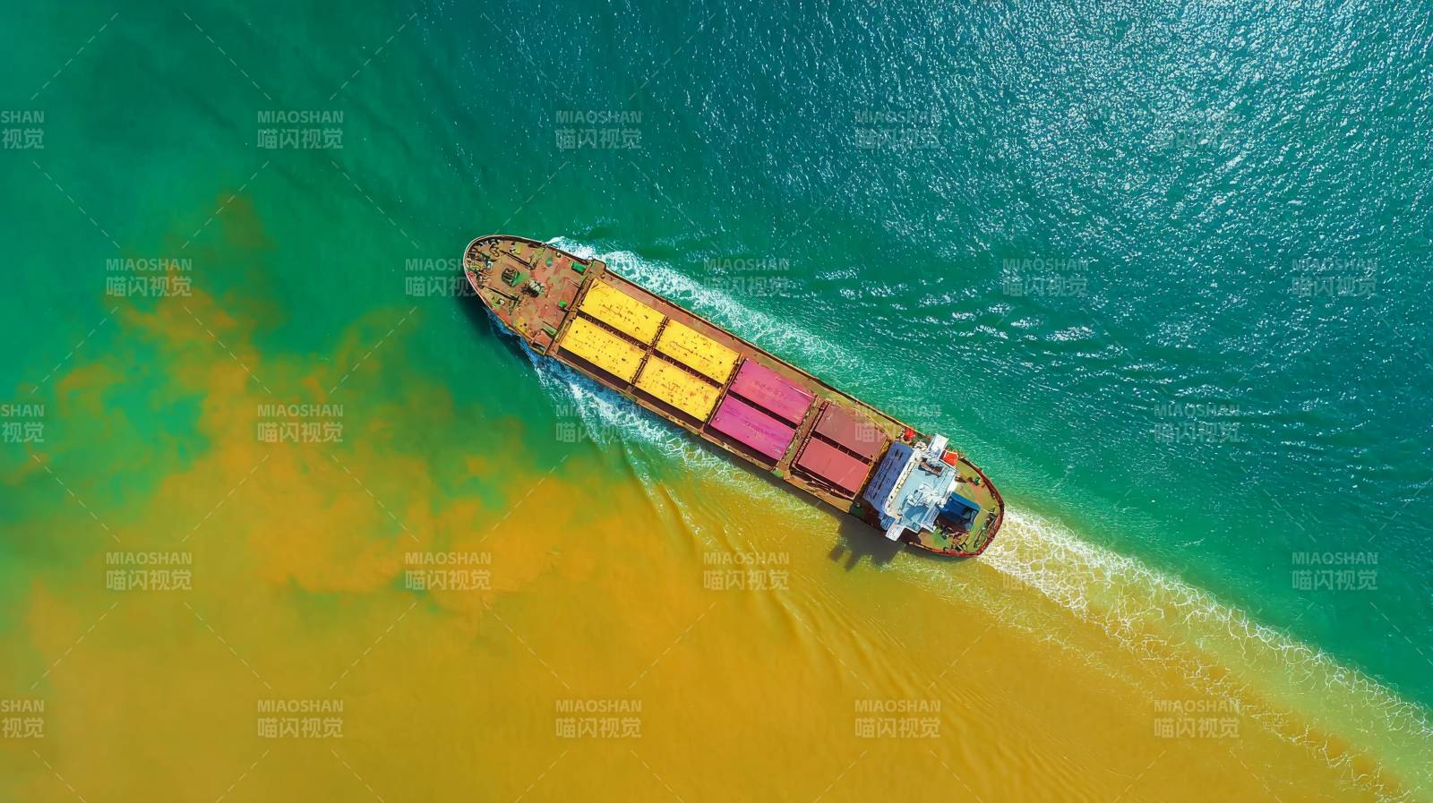 货轮穿行碧海黄沙图片