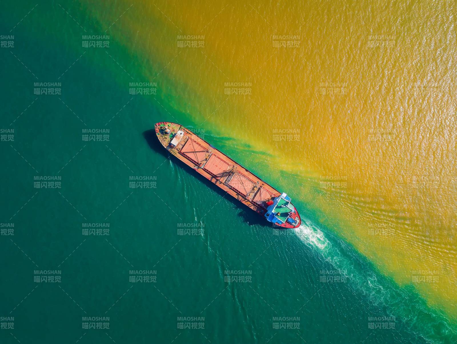 航船破浪前行图片