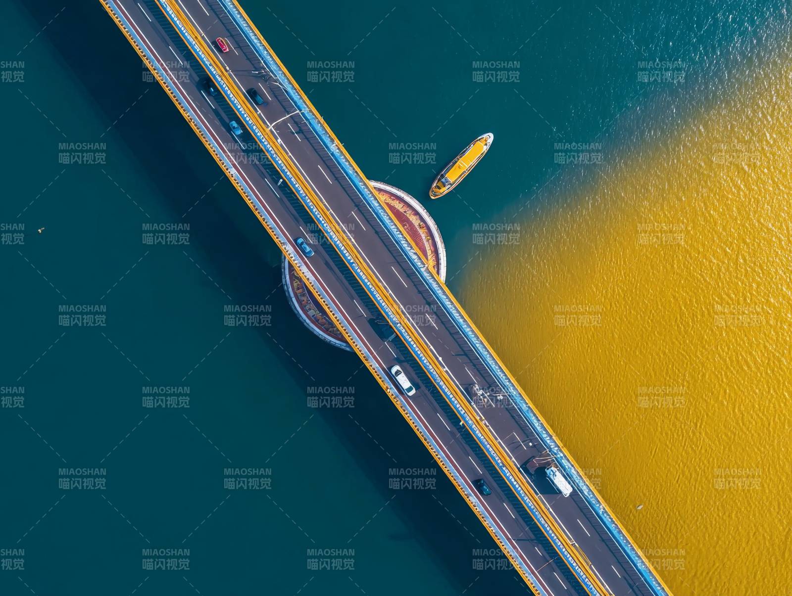 桥上车流与碧水黄沙图片