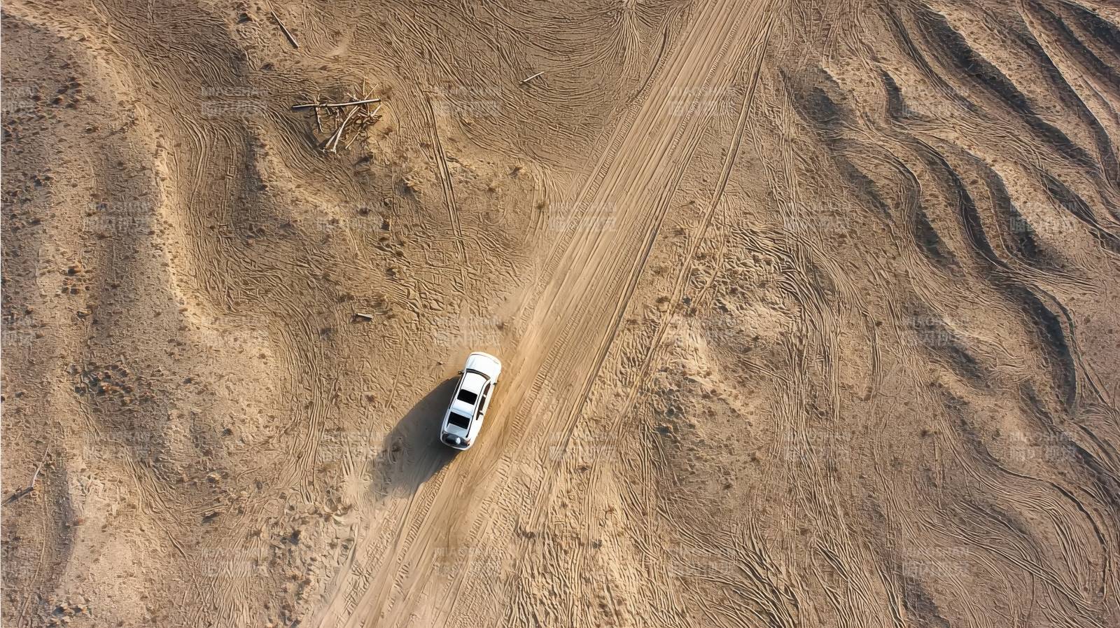 沙漠中的白色越野车图片