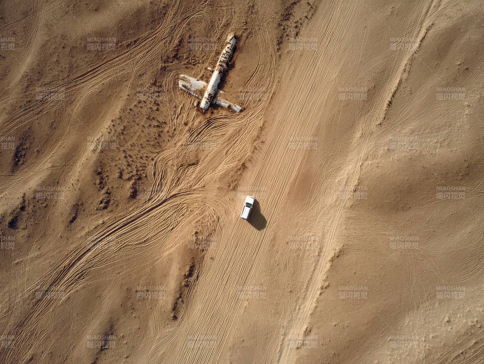 沙漠中的飞机残骸图片