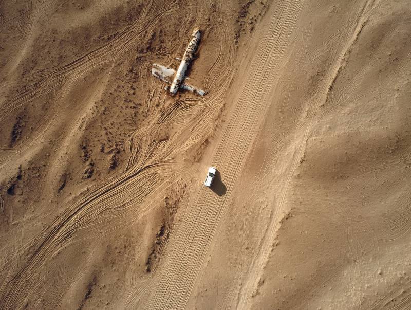 沙漠中的飞机残骸图片
