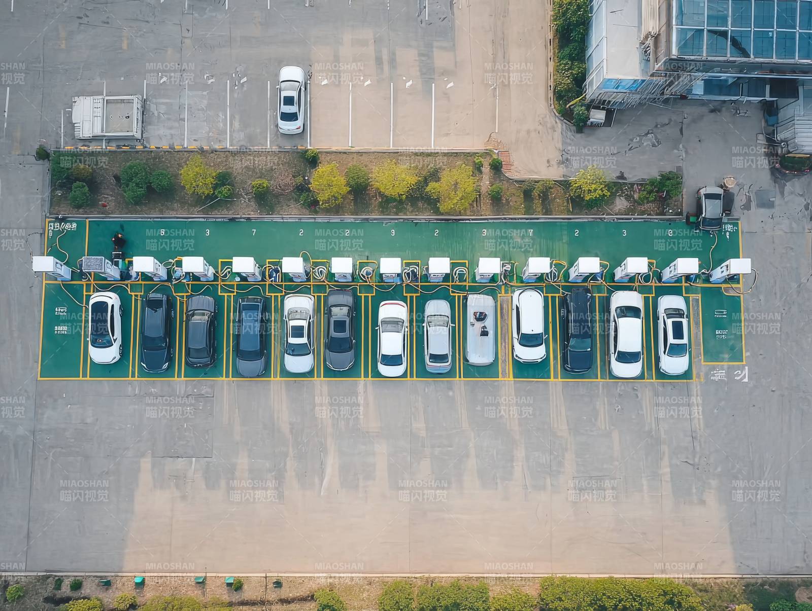 俯瞰停车场图片