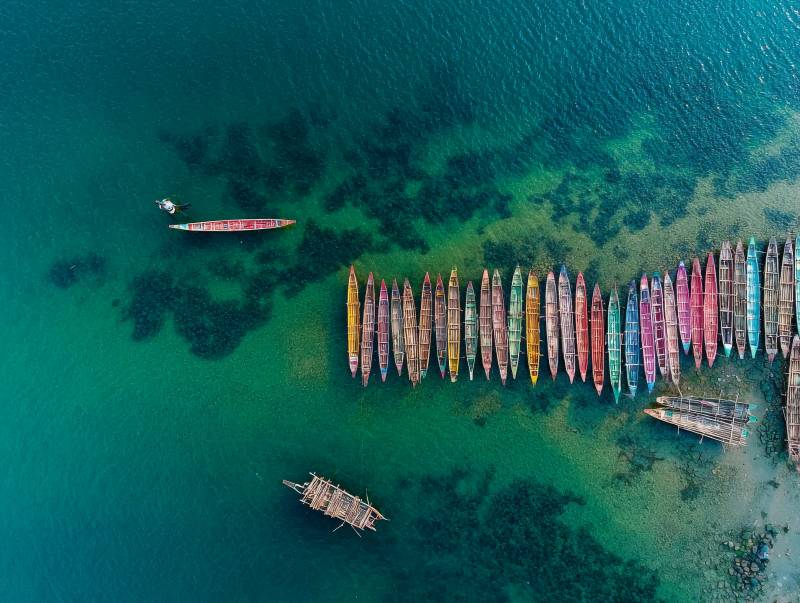 彩舟静泊碧海中图片