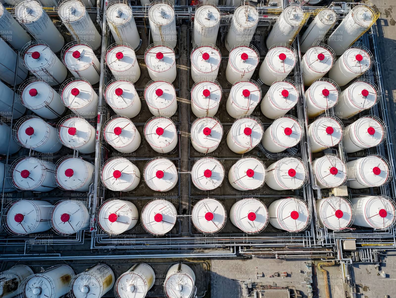 储油罐阵列俯瞰图片