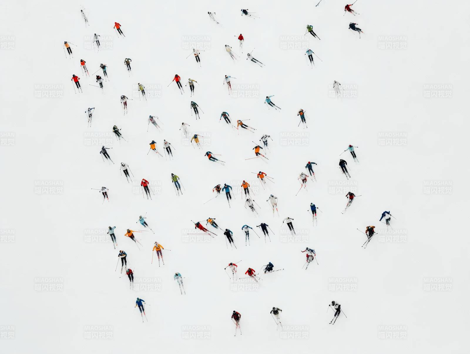 雪上滑雪人群图片