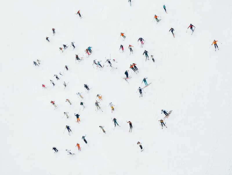 雪上滑雪人群图片