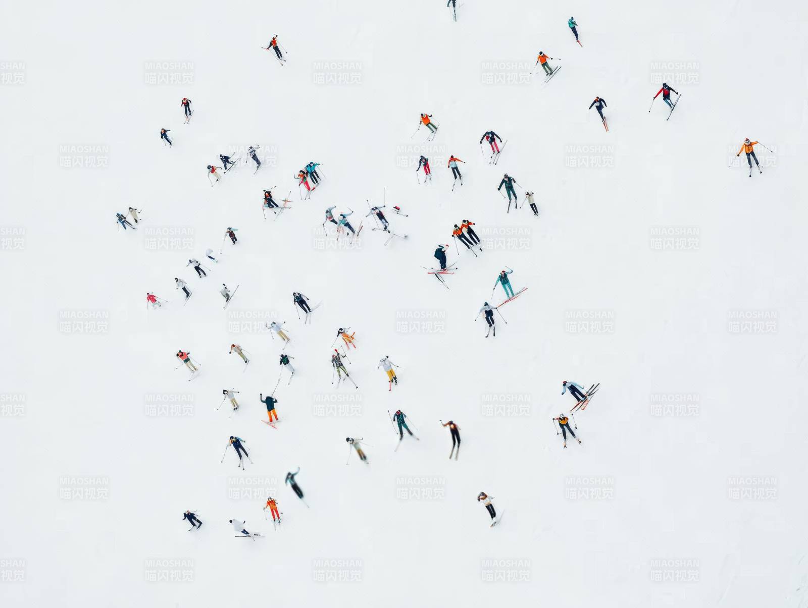 雪上滑雪人群图片