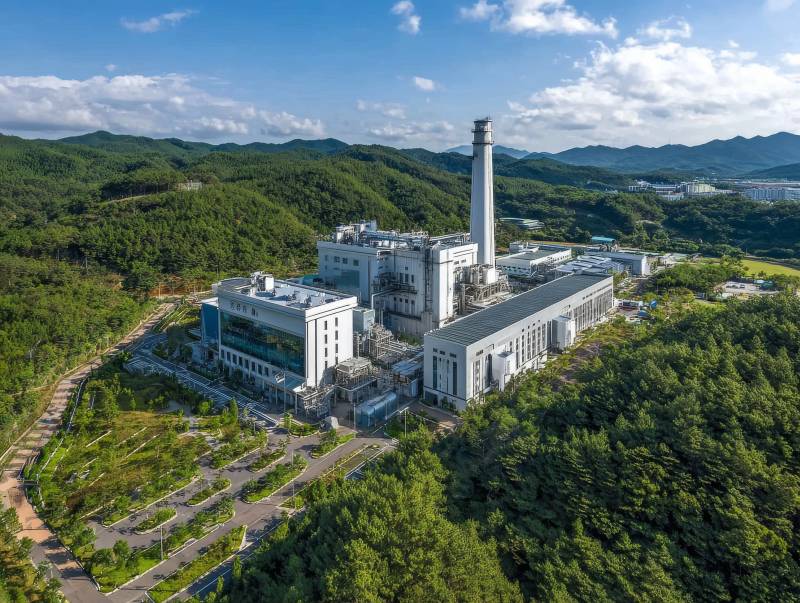 青山环绕的现代工厂图片