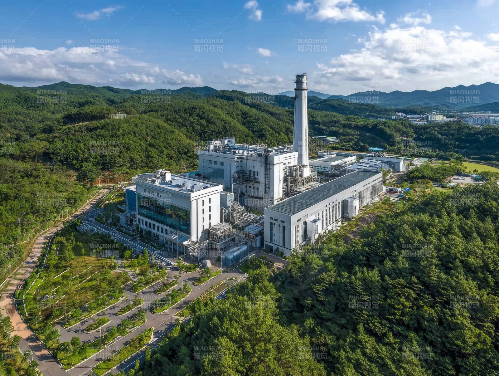 青山环绕的现代工厂图片