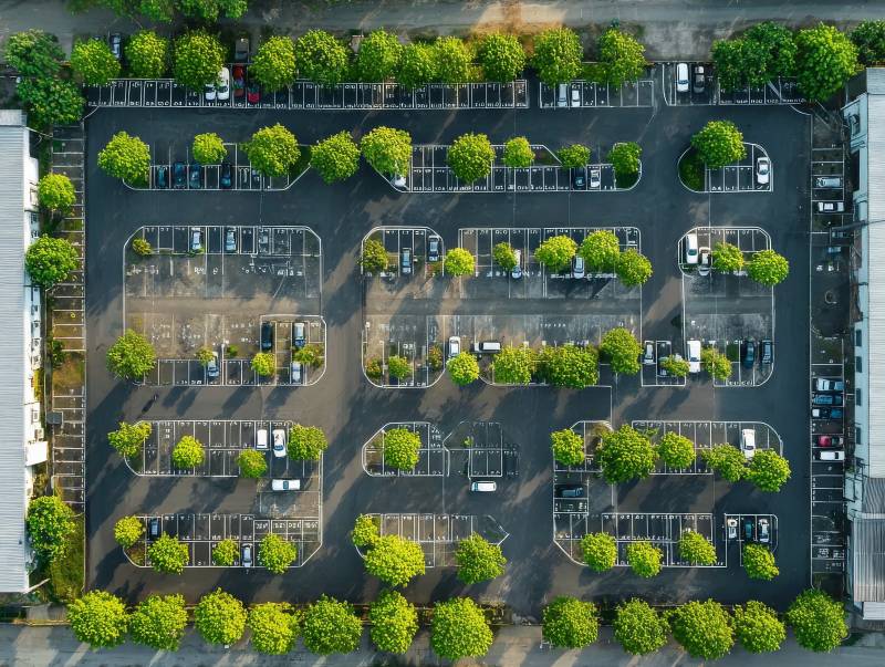 俯瞰停车场绿树成荫图片