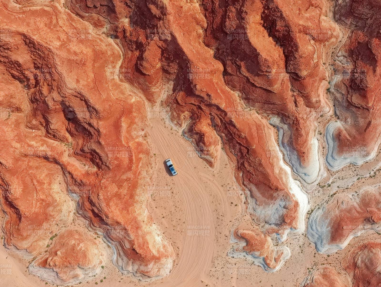 沙漠峡谷中的孤车图片