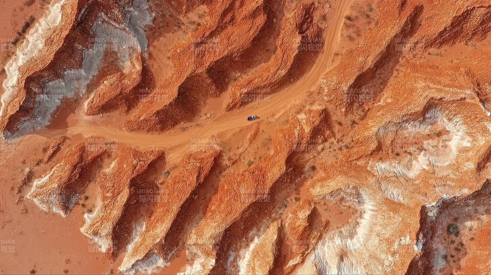 荒漠峡谷航拍图图片