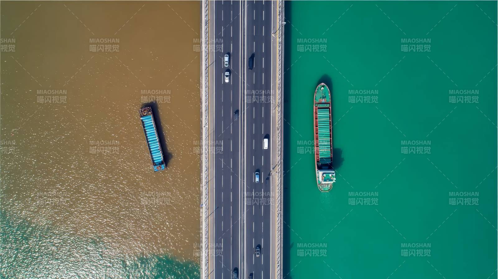 桥上车流 两岸船行图片