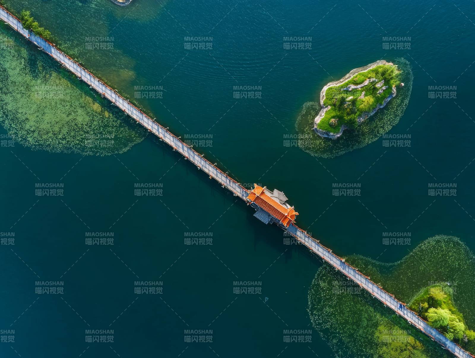 湖上长桥连绿岛图片