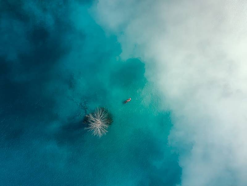 碧海孤舟云影图片