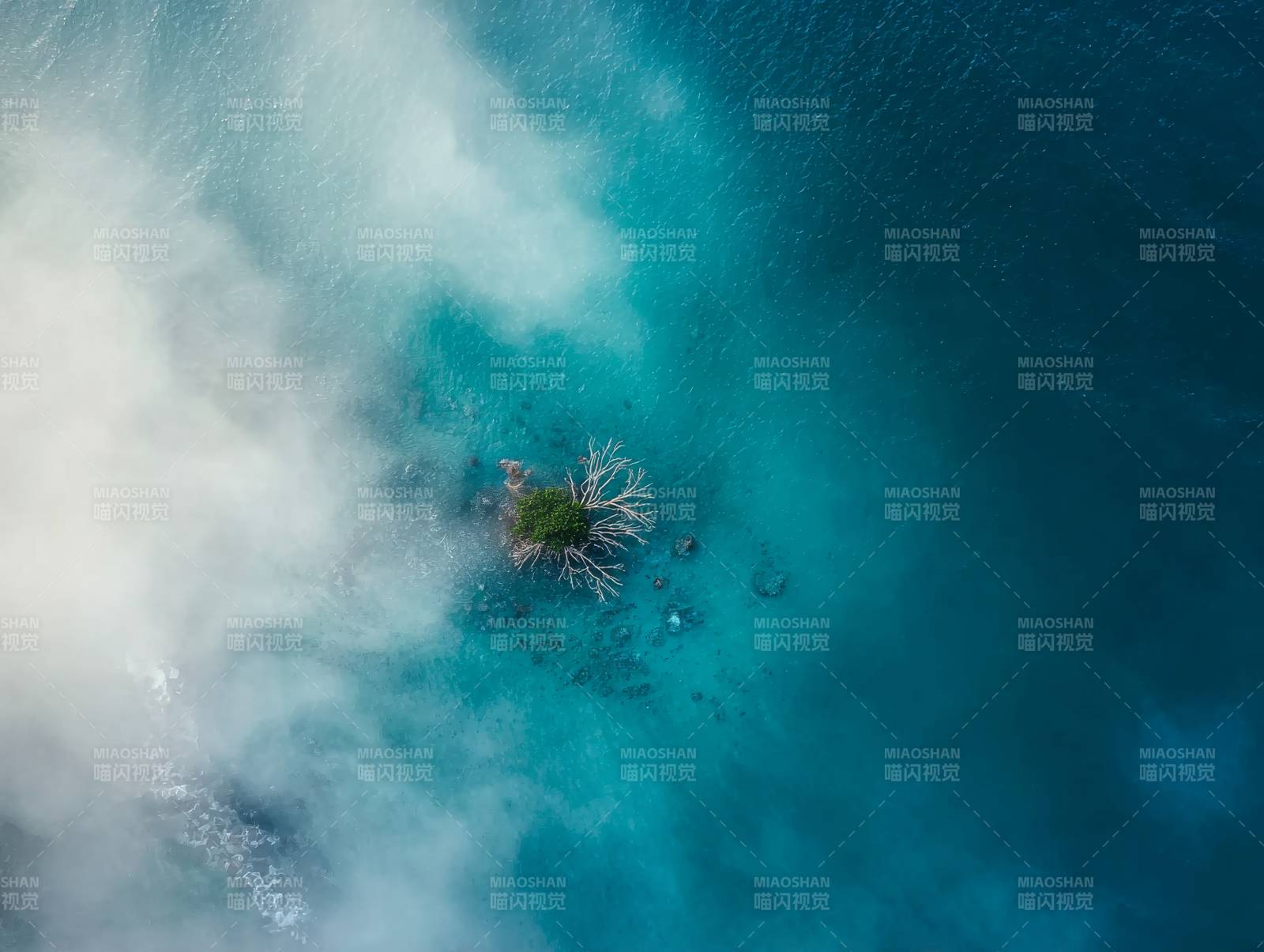 碧海孤岛云雾缭绕图片