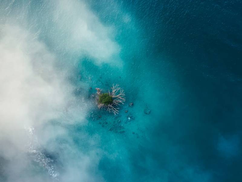 碧海孤岛云雾缭绕图片