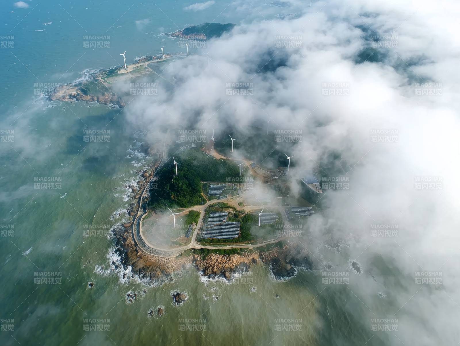 云雾缭绕的海岛风光图片