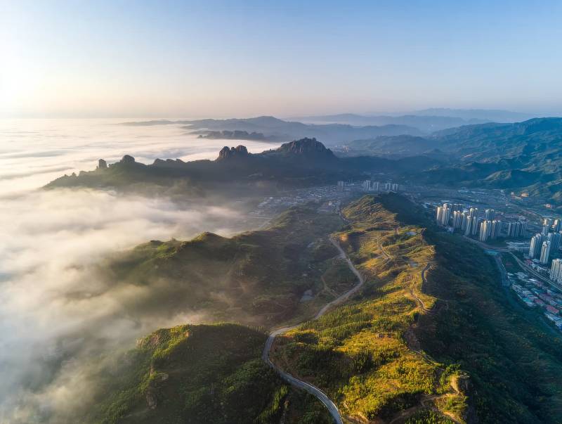 云海山城晨曦图片