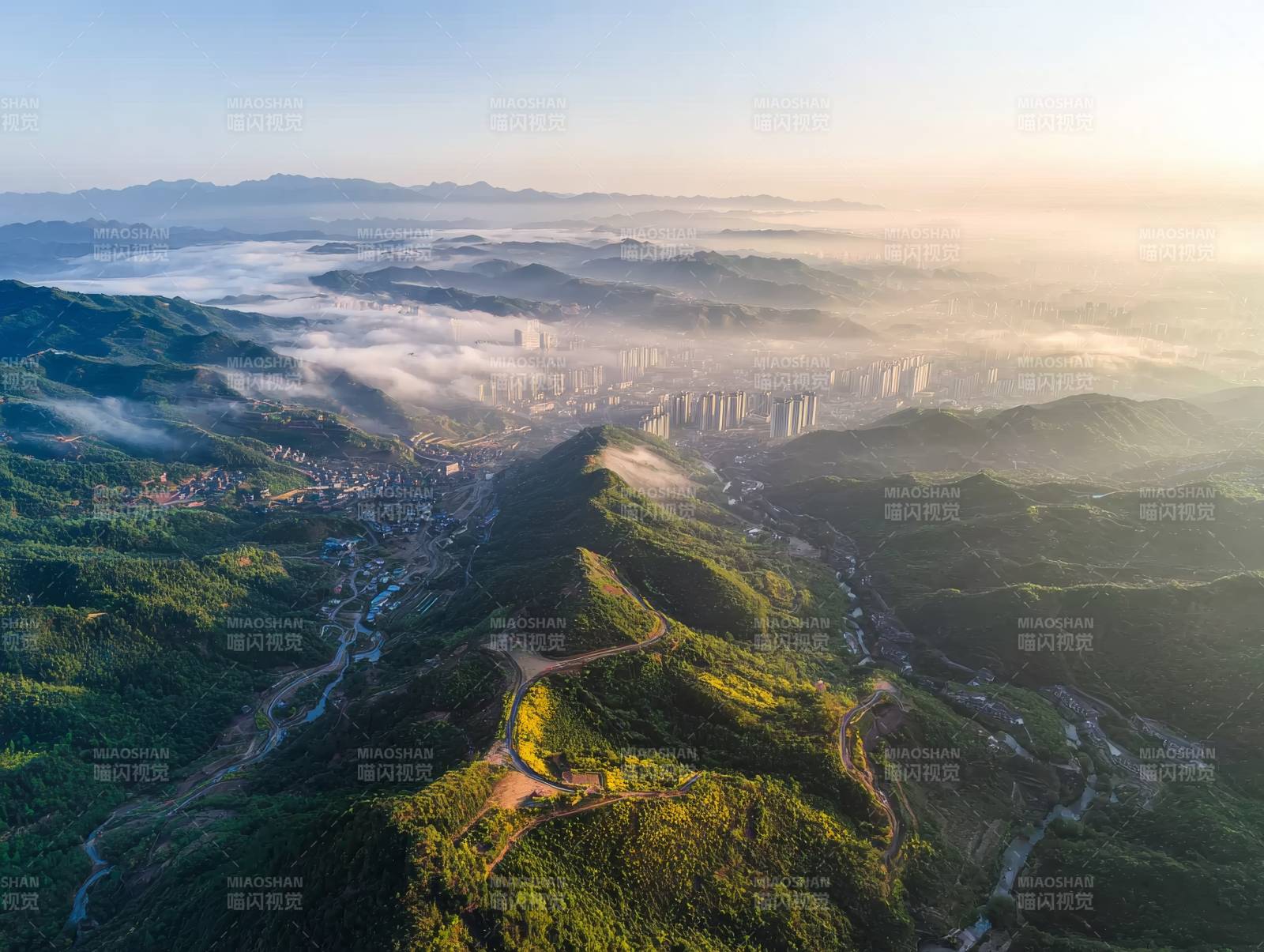 云海山城晨曦图片