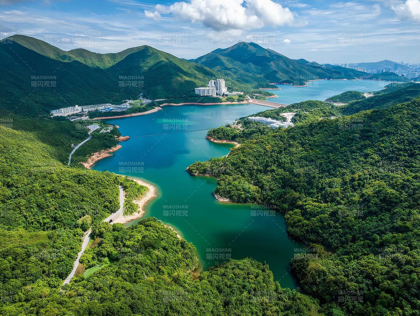 青山碧水绕山间图片