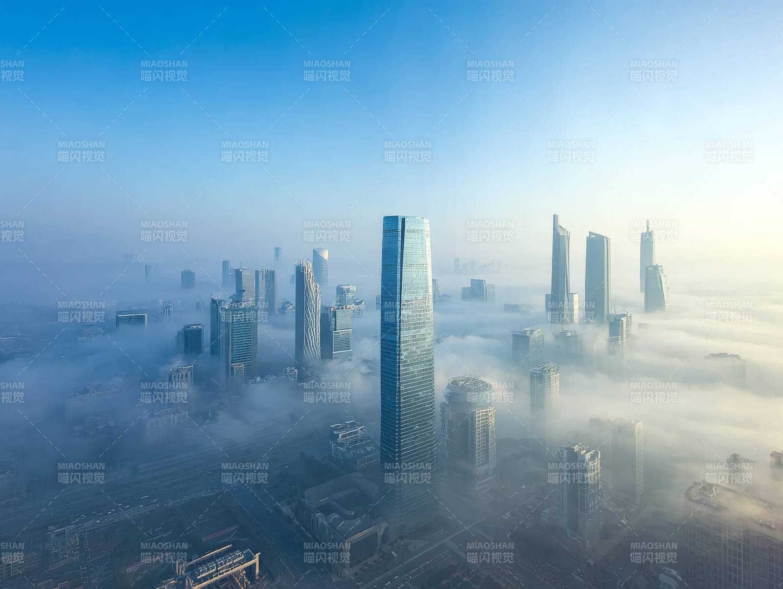 雾中城市天际线图片