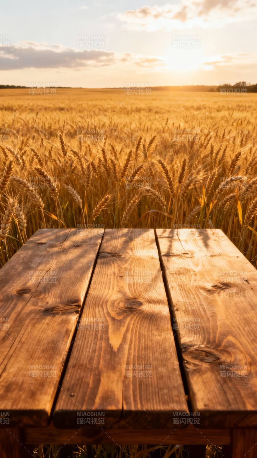 麦田夕照木桌图片