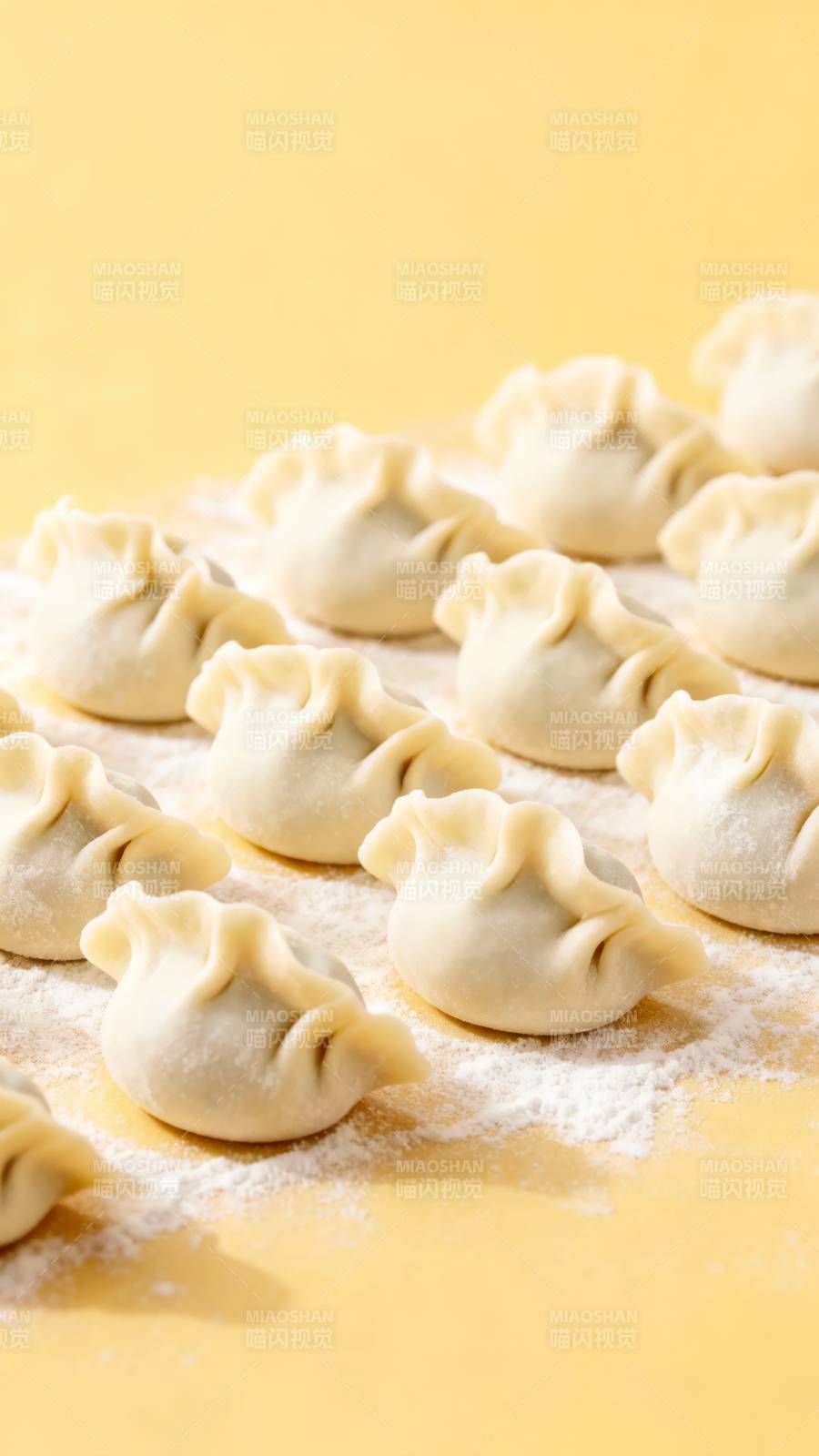 金黄背景上的饺子图片
