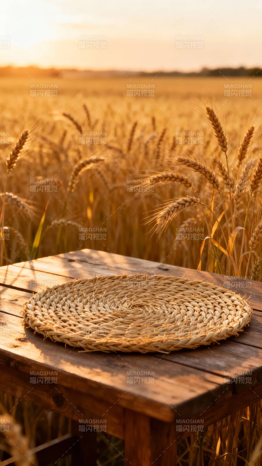 麦田夕照静谧景图片