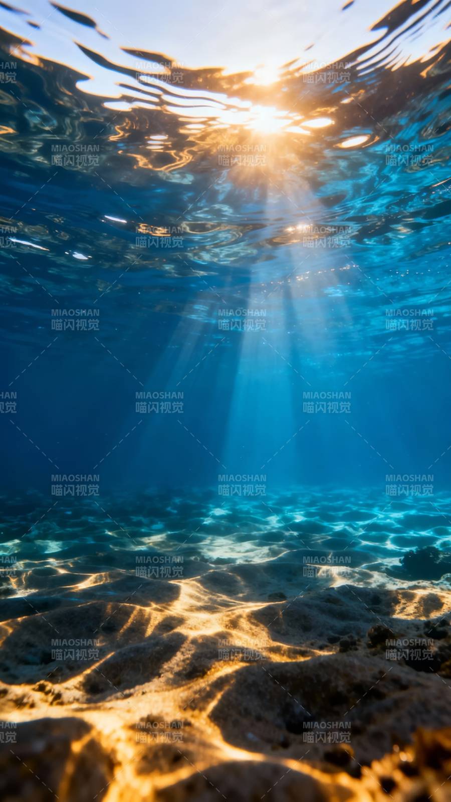 阳光穿透海底图片