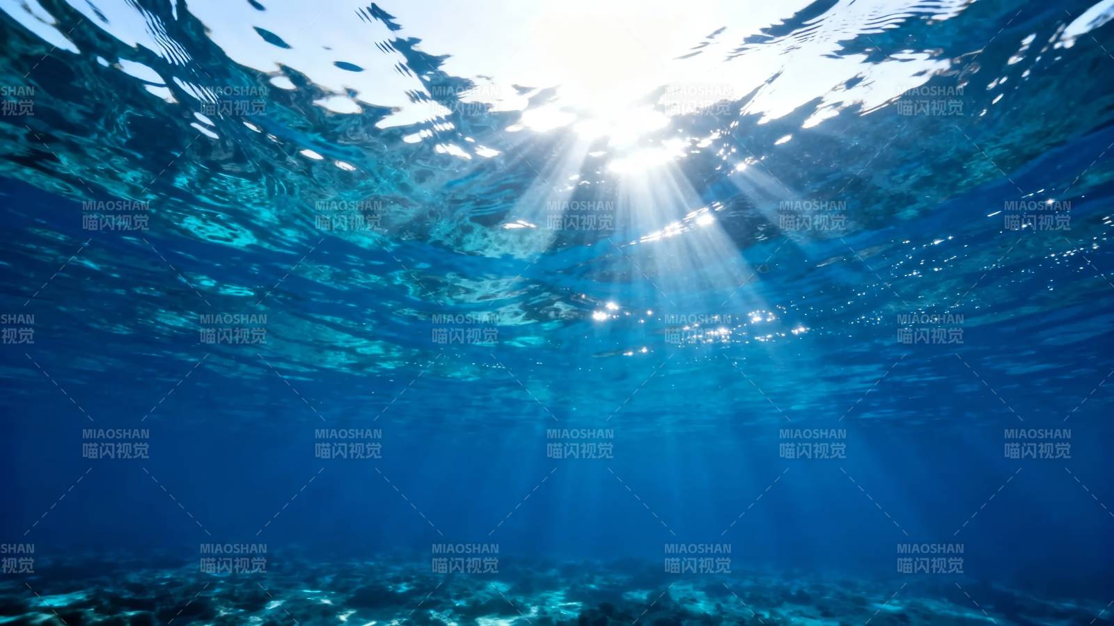 阳光穿透海面图片